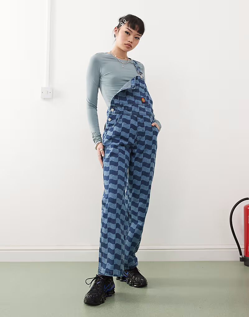 Джинсовый комбинезон с клетчатым логотипом Santa Cruz в тональных синих тонах
Джинсовый комбинезон с клетчатым логотипом Santa Cruz в тональных синих тонах