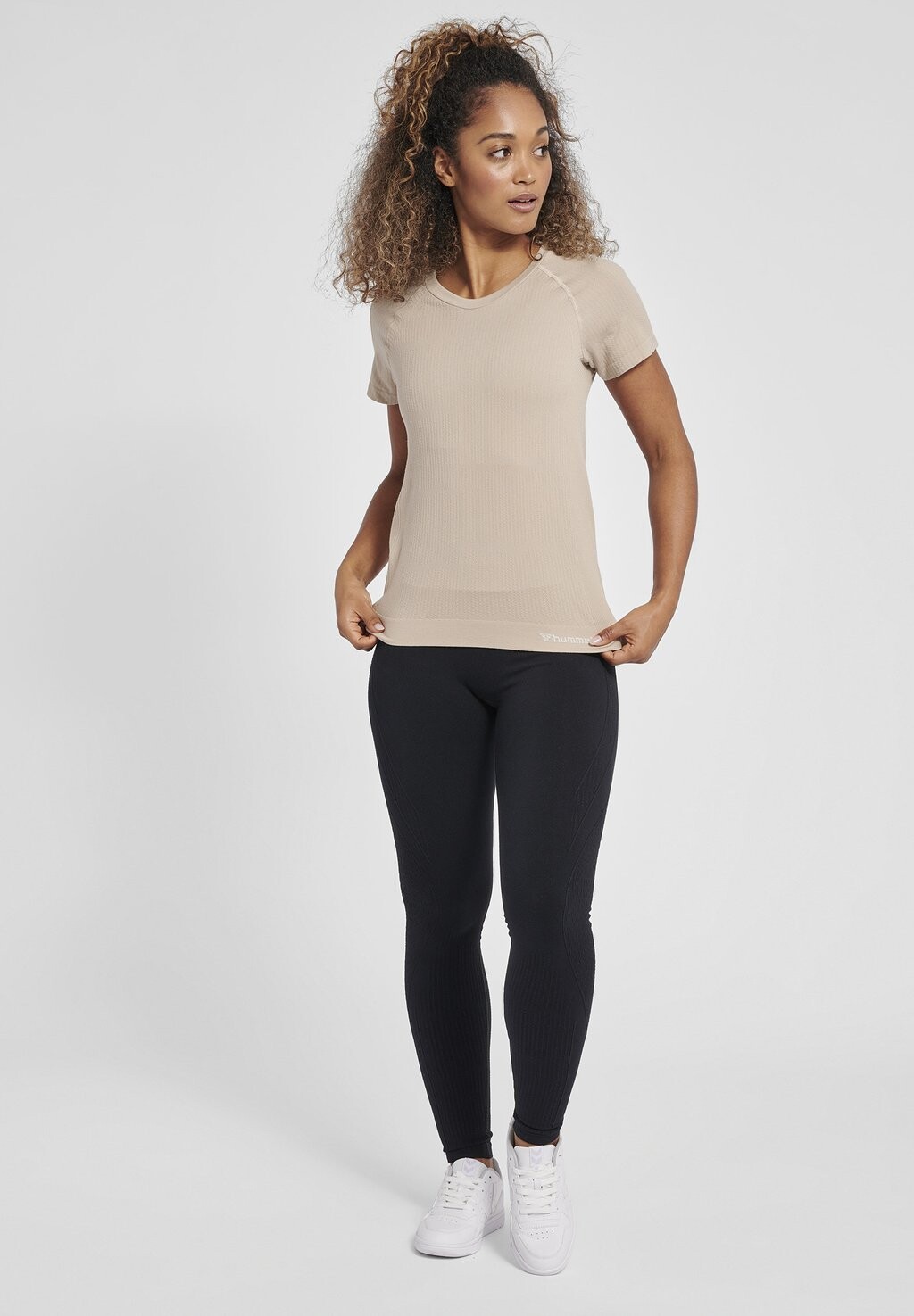 Базовая футболка Hummel, нюд
Базовая футболка Hummel, нюд