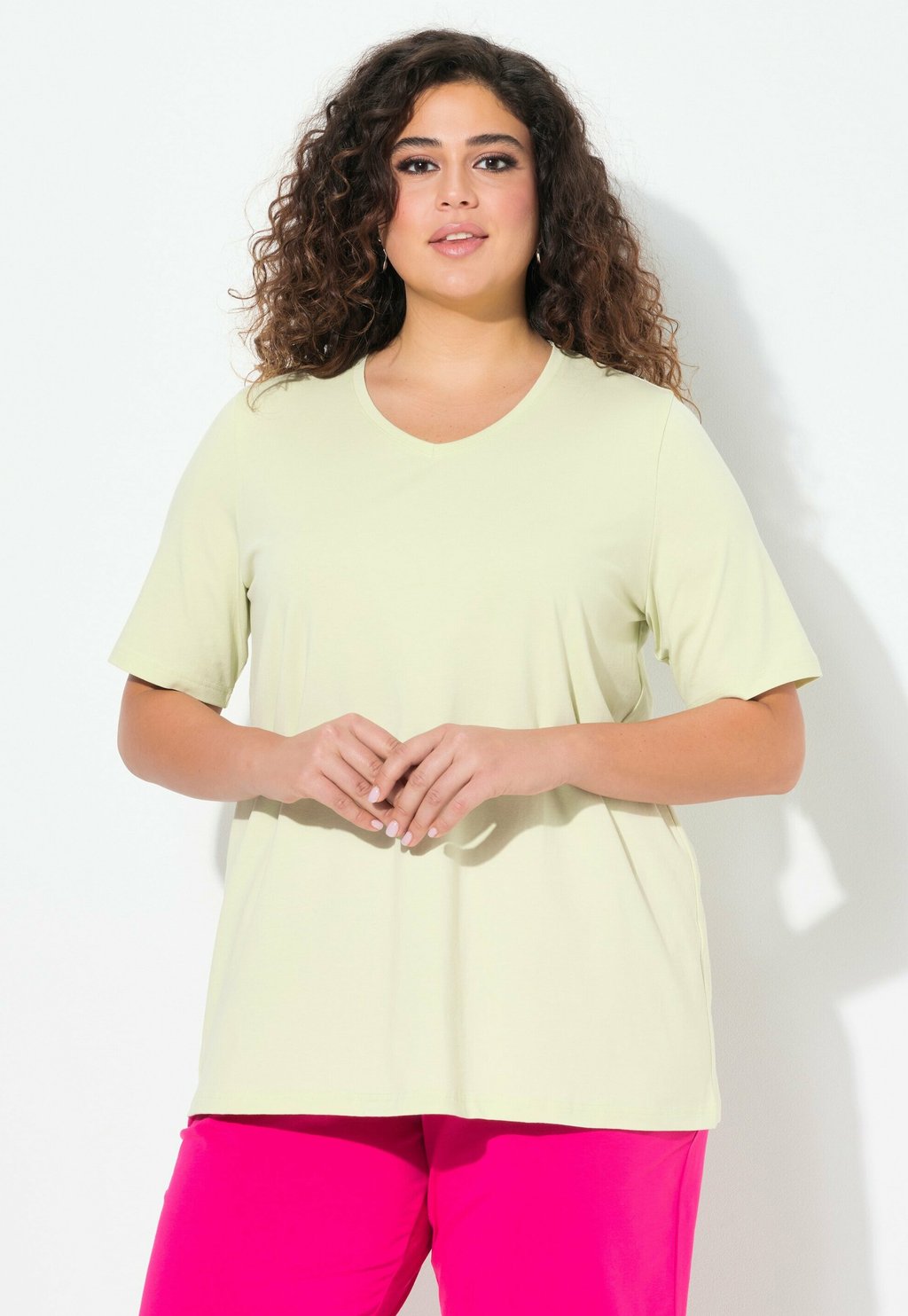 Базовая футболка V-AUSSCHNITT HALBARM Ulla Popken, зеленый
Базовая футболка V-AUSSCHNITT HALBARM Ulla Popken, зеленый