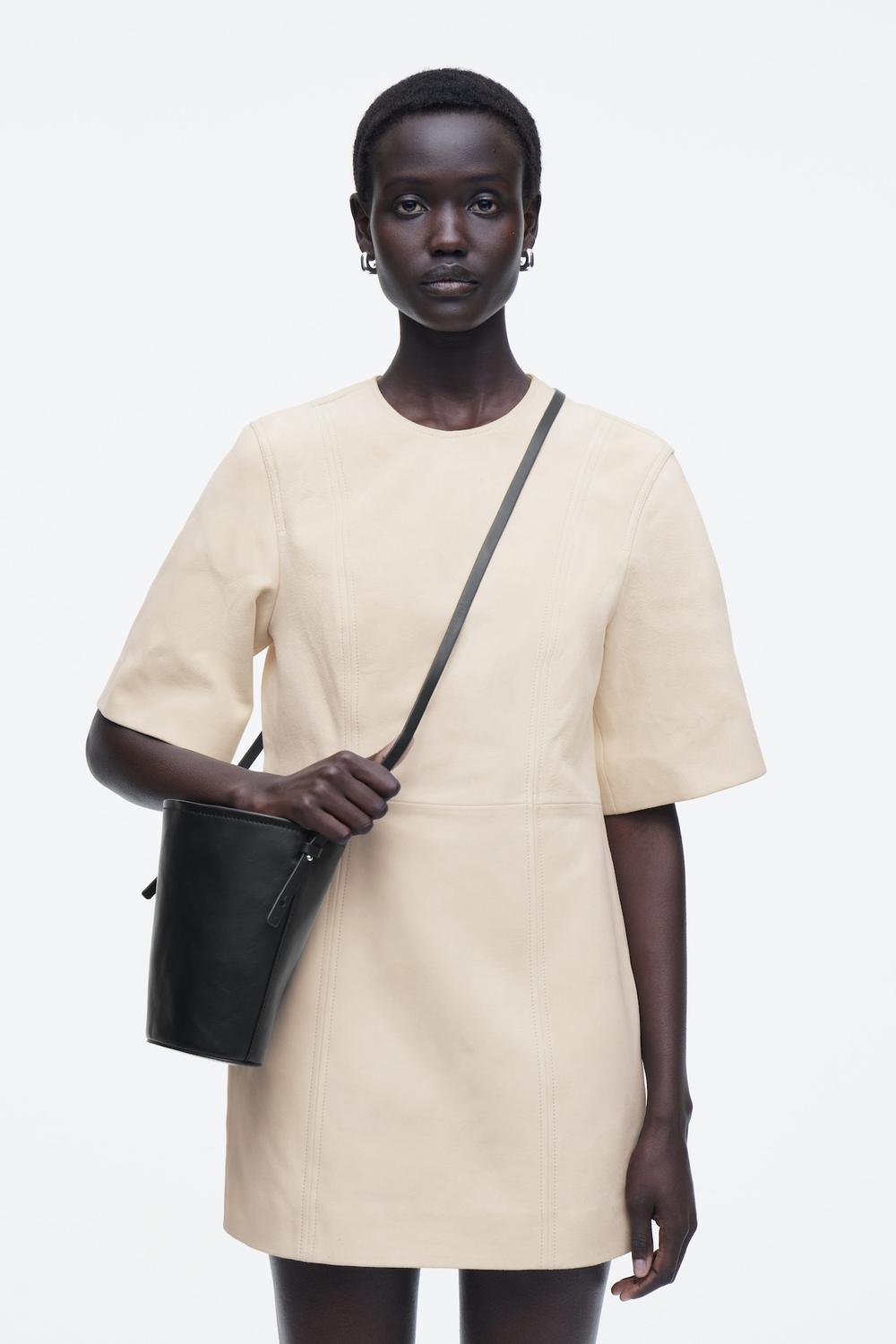 Маленькая кожаная сумка-ведро COS, черный
Маленькая кожаная сумка-ведро COS, черный