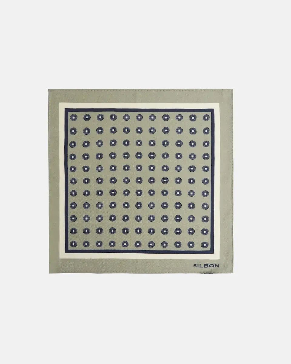 Геометрический платок с полосатым краем цвета хаки Silbon
Геометрический платок с полосатым краем цвета хаки Silbon