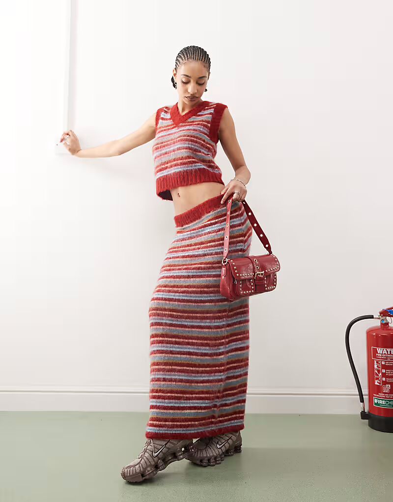 COLLUSION пушистая трикотажная майка с V-образным вырезом бордового цвета
COLLUSION пушистая трикотажная майка с V-образным вырезом бордового цвета