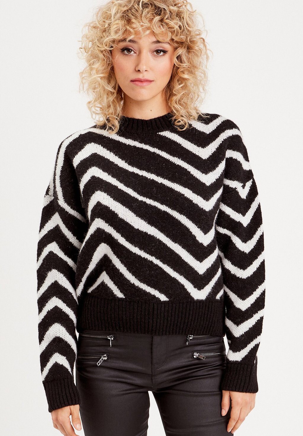 Джемпер LANGEN ÄRMELN Cache Cache, черный
Джемпер LANGEN ÄRMELN Cache Cache, черный