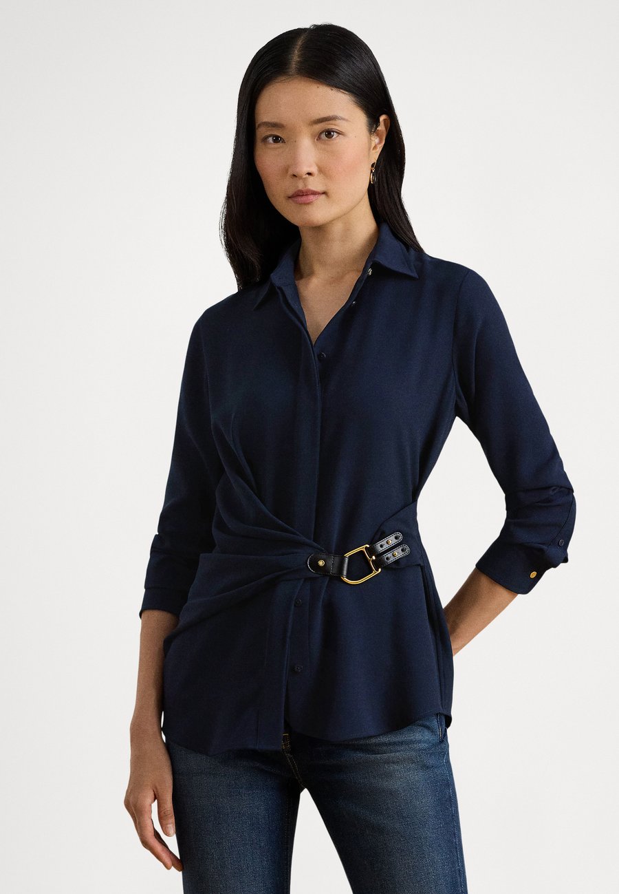 Блуза Lauren Ralph Lauren BUCKLE-TRIM GEORGETTE BLOUSE, Lauren Navy/Dark Blue
Блуза Lauren Ralph Lauren BUCKLE-TRIM GEORGETTE BLOUSE, Lauren Navy/Dark Blue