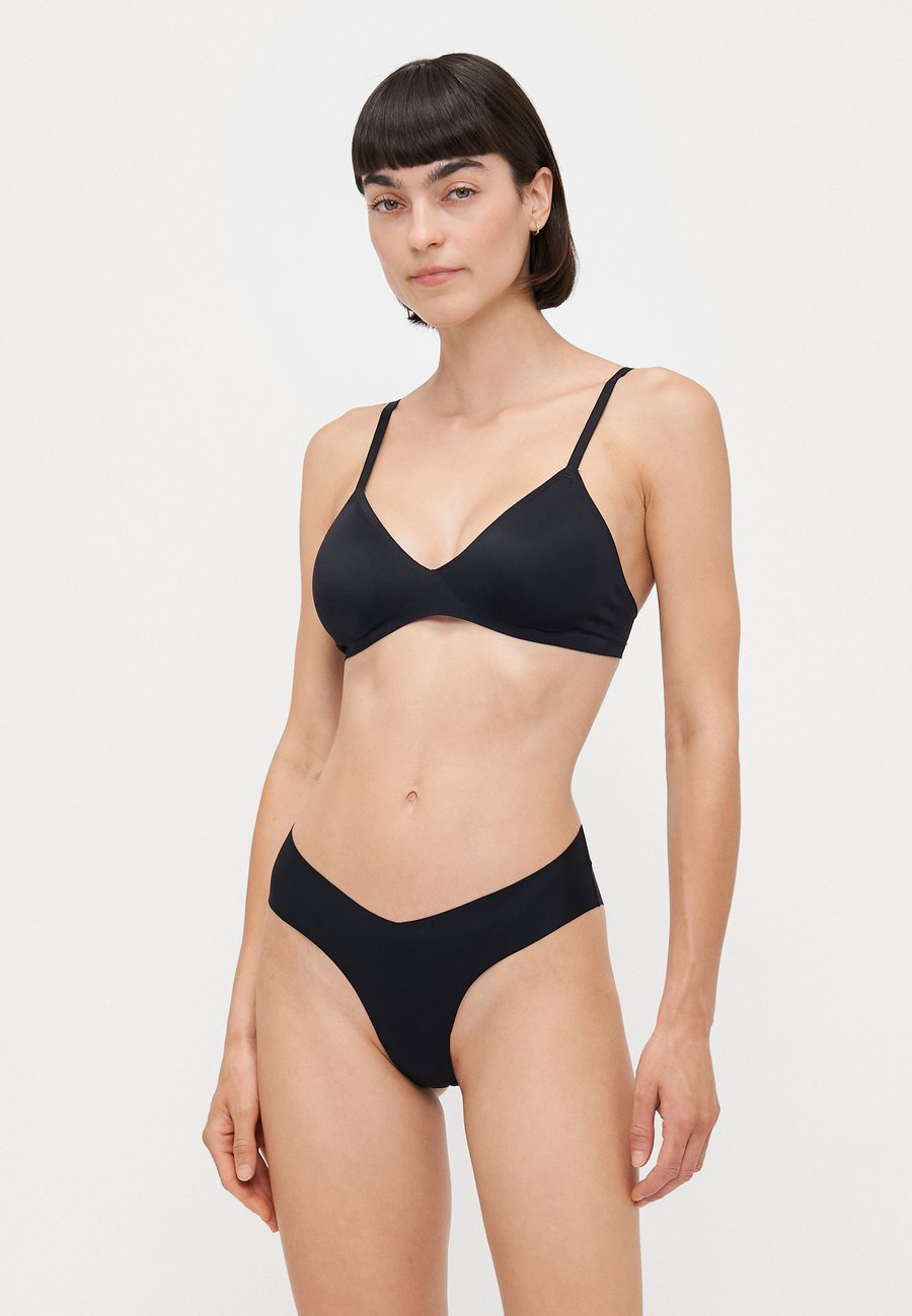 Брифы ONLY ONLTRACY V CUT CHEEKY BRIEF 3 PACK , Black
Брифы ONLY ONLTRACY V CUT CHEEKY BRIEF 3 PACK , Black