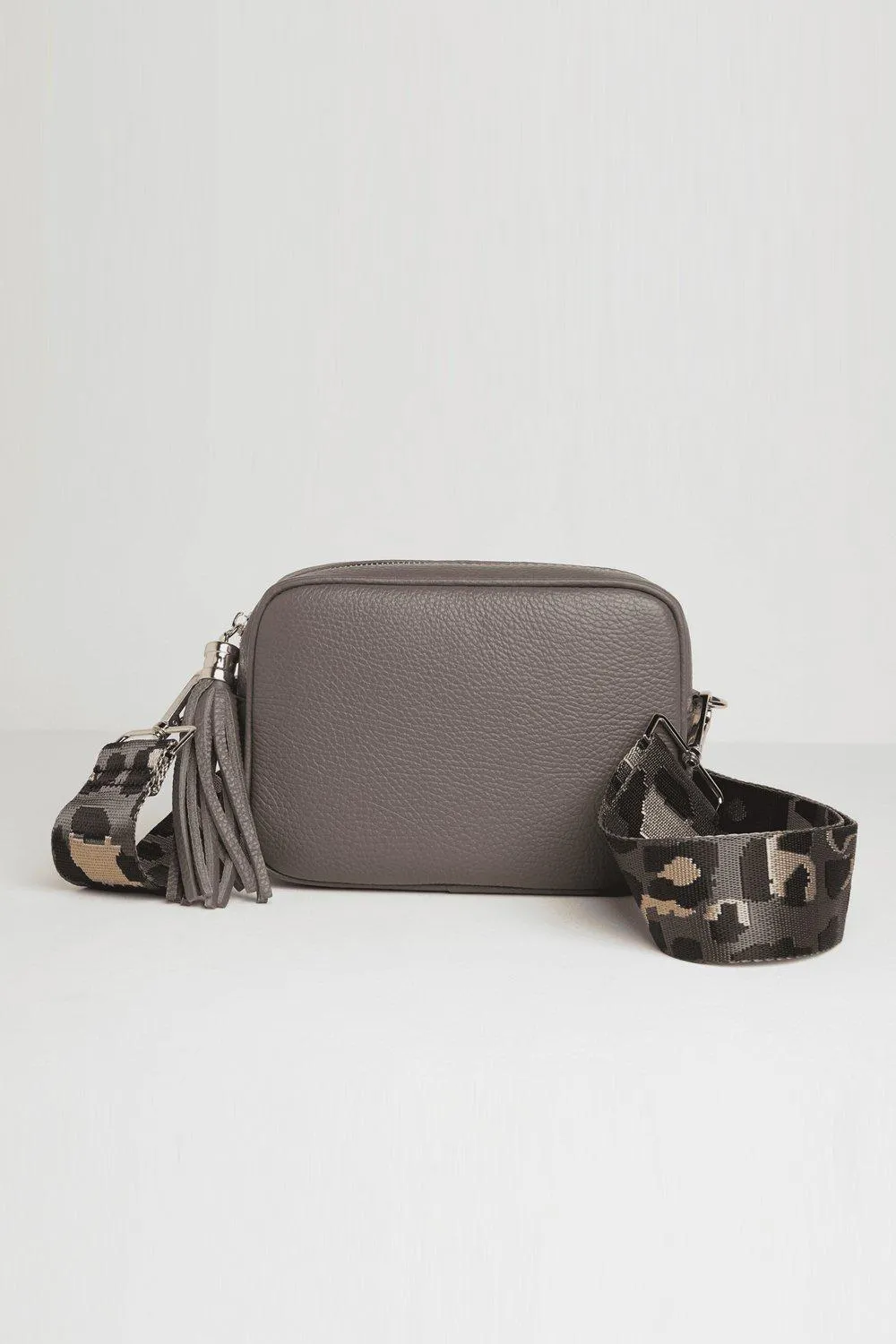 Сумка через плечо Verona с кисточками и темным леопардовым ремешком Betsy & Floss, серый
Сумка через плечо Verona с кисточками и темным леопардовым ремешком Betsy & Floss, серый