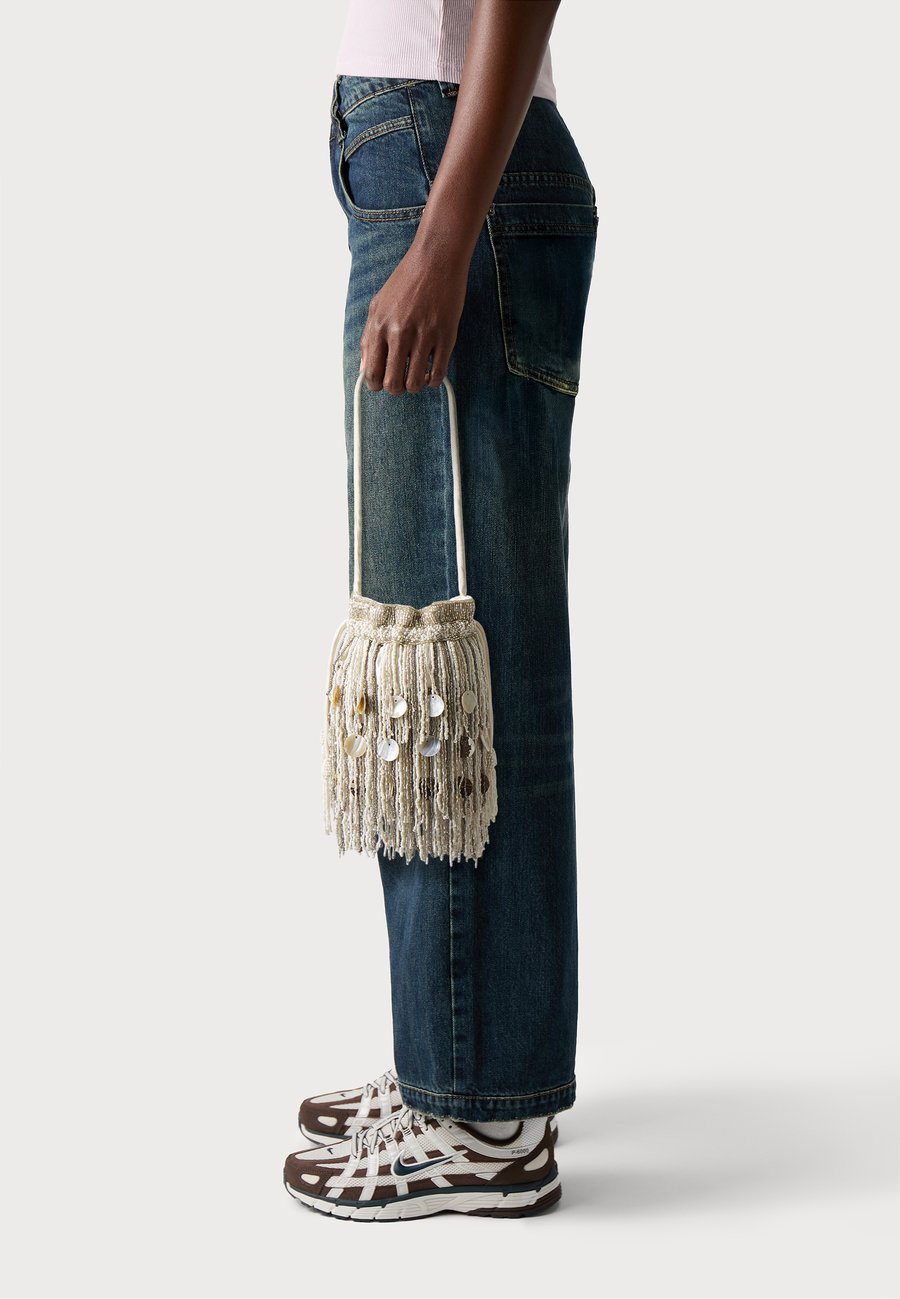 Сумка PARFOIS SHOULDER BAG S, Grey
Сумка PARFOIS SHOULDER BAG S, Grey