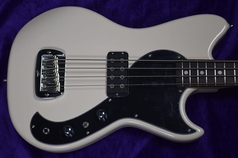 Басс гитара G&L Tribute Fallout Short Scale, Olympic White / Rosewood
Басс гитара G&L Tribute Fallout Short Scale, Olympic White / Rosewood