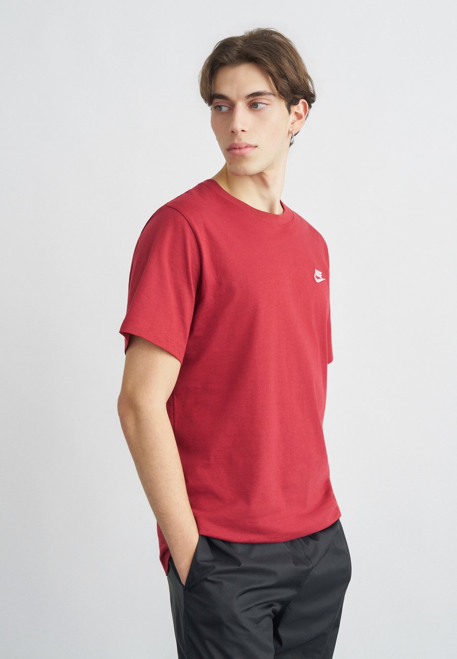 Футболка Nike Sportswear CLUB TEE, Team Crimson/Bordeaux
Футболка Nike Sportswear CLUB TEE, Team Crimson/Bordeaux