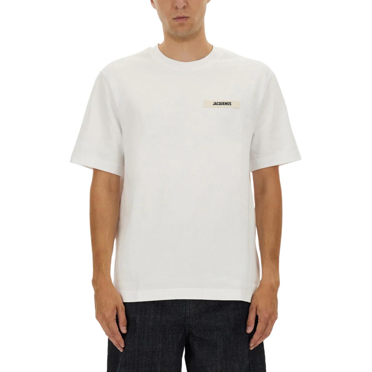 Футболка с логотипом на заплатке Jacquemus, белый
Футболка с логотипом на заплатке Jacquemus, белый
