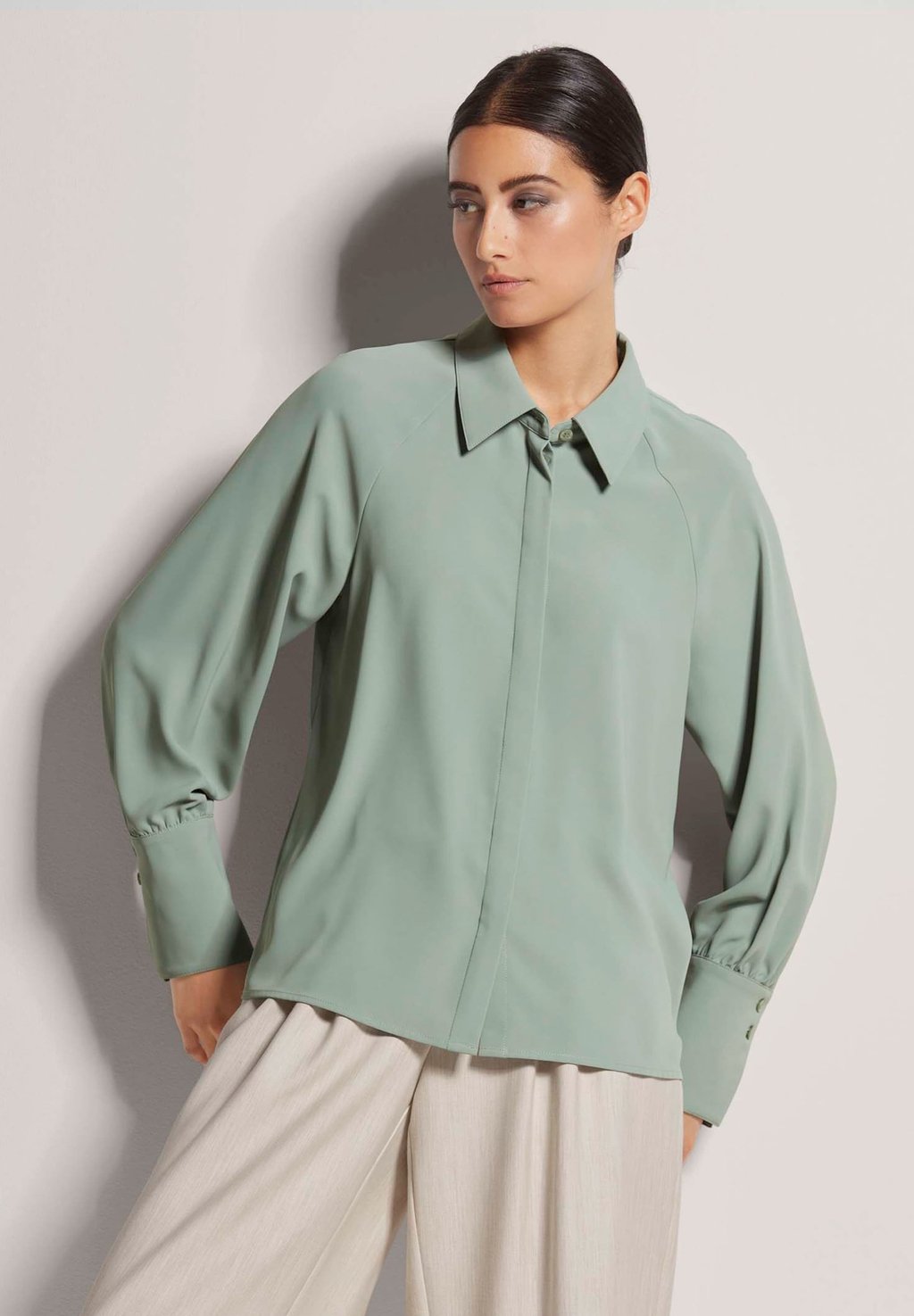 Блузка на пуговицах MADELEINE, зеленый
Блузка на пуговицах MADELEINE, зеленый
