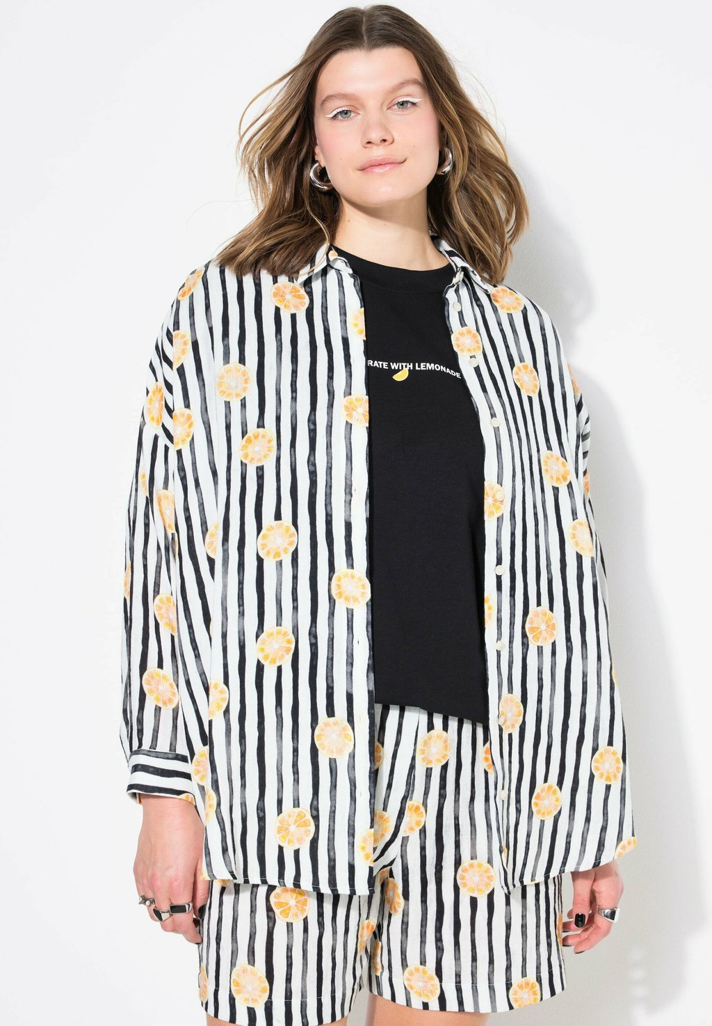 Блузка на пуговицах FRUITPRINT AUF STREIFEN Studio Untold, черный
Блузка на пуговицах FRUITPRINT AUF STREIFEN Studio Untold, черный