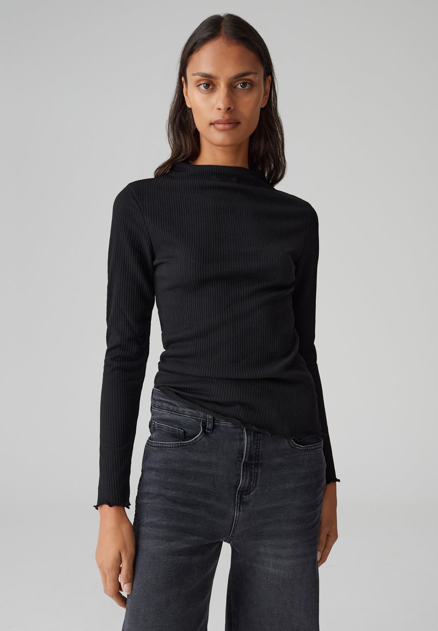 Топ OPUS SLIM FIT RIB FUNNEL NECK, Black
Топ OPUS SLIM FIT RIB FUNNEL NECK, Black