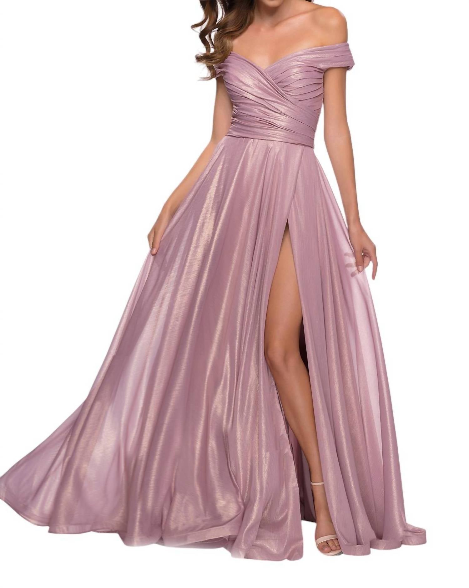 Платье А-силуэта с открытыми плечами в розовом металлическом цвете La Femme 
Платье А-силуэта с открытыми плечами в розовом металлическом цвете La Femme