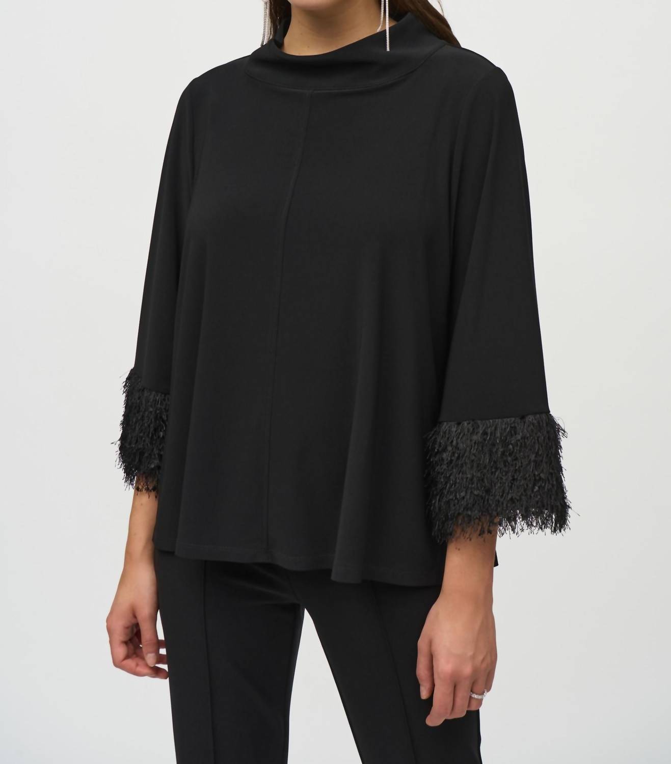 Черный топ с манжетами-бахромой и высоким воротником-стойкой Joseph Ribkoff
Черный топ с манжетами-бахромой и высоким воротником-стойкой Joseph Ribkoff