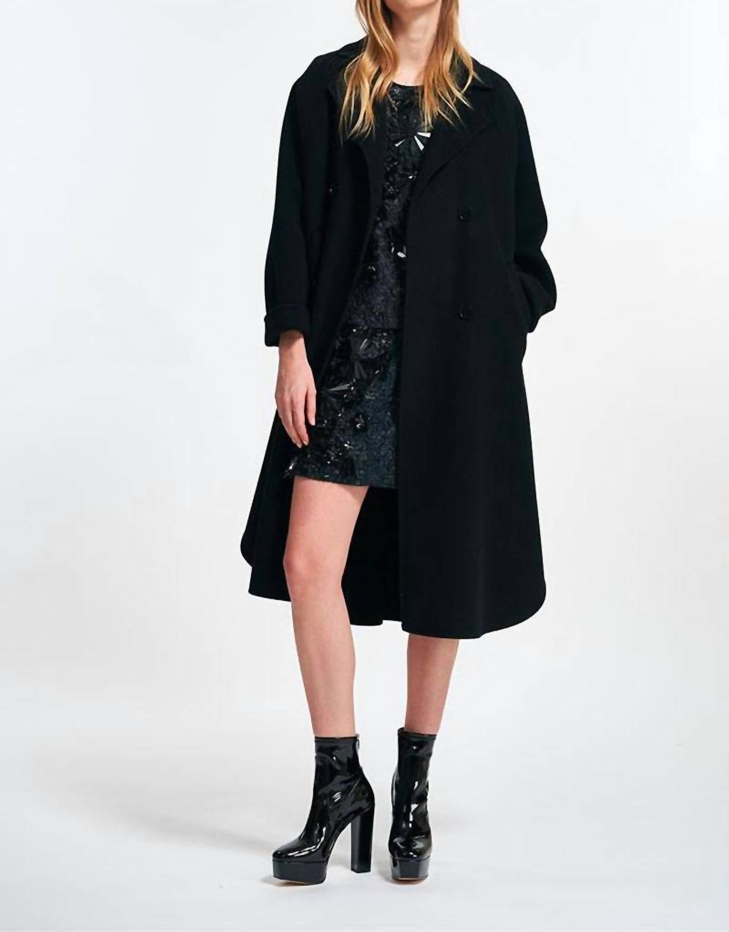 Эко-пальто с двойной застежкой в черном цвете ESSENTIEL ANTWERP
Эко-пальто с двойной застежкой в черном цвете ESSENTIEL ANTWERP