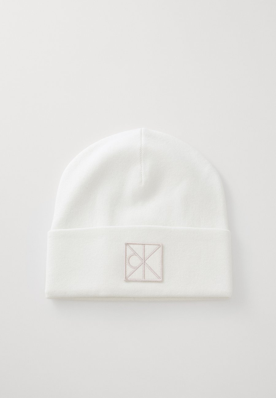 Шапка Calvin Klein EMBLEM PATCH BEANIE UNISEX, White
Шапка Calvin Klein EMBLEM PATCH BEANIE UNISEX, White