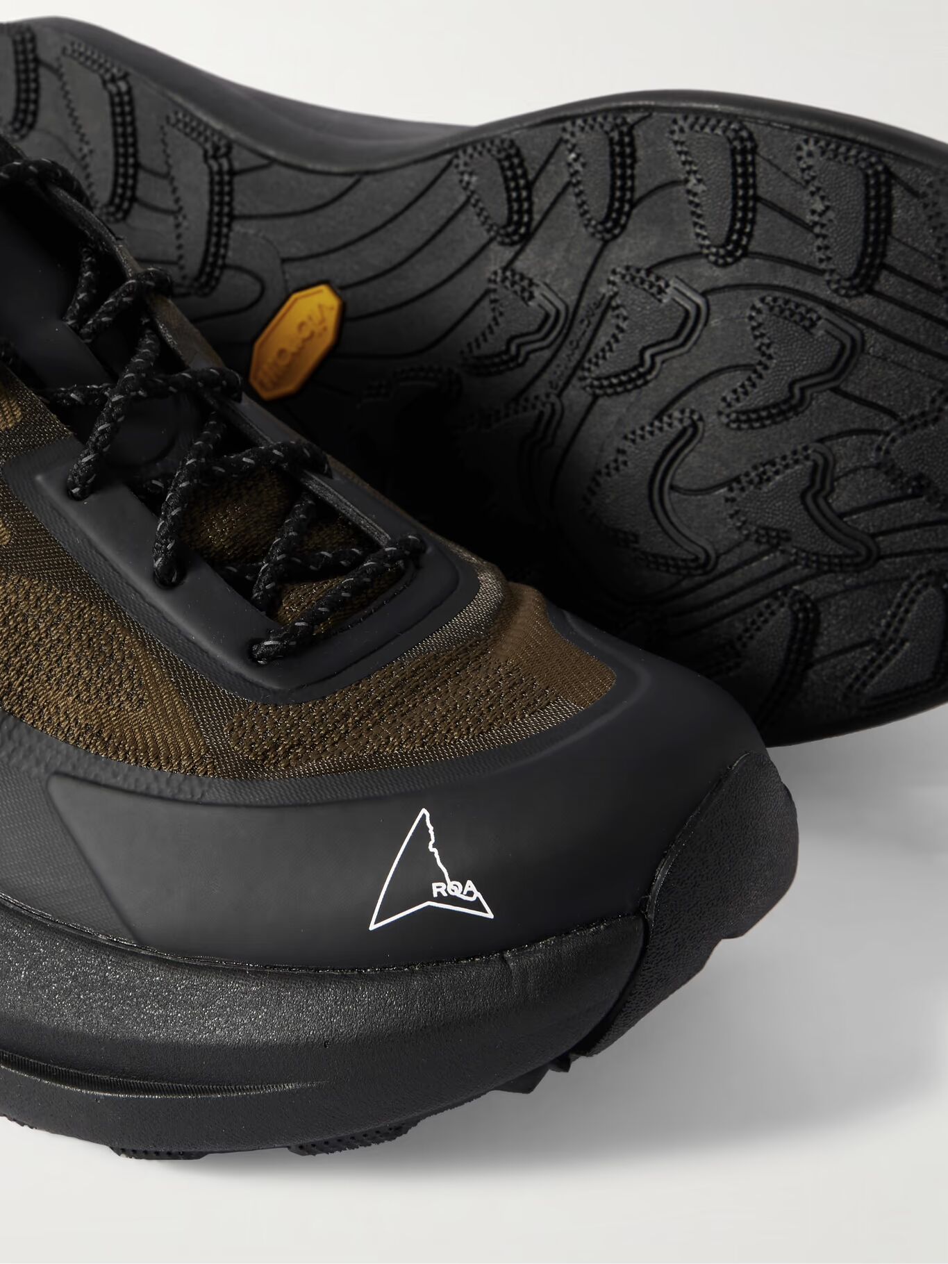 Кроссовки из сетчатой ткани с резиновой отделкой ROA, черный
Кроссовки из сетчатой ткани с резиновой отделкой ROA, черный