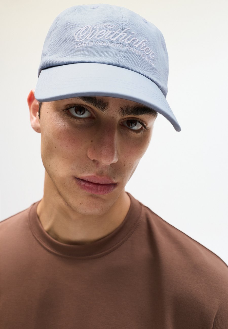 Бейсболка PULL&BEAR OVERTHINKER , Light Blue
Бейсболка PULL&BEAR OVERTHINKER , Light Blue