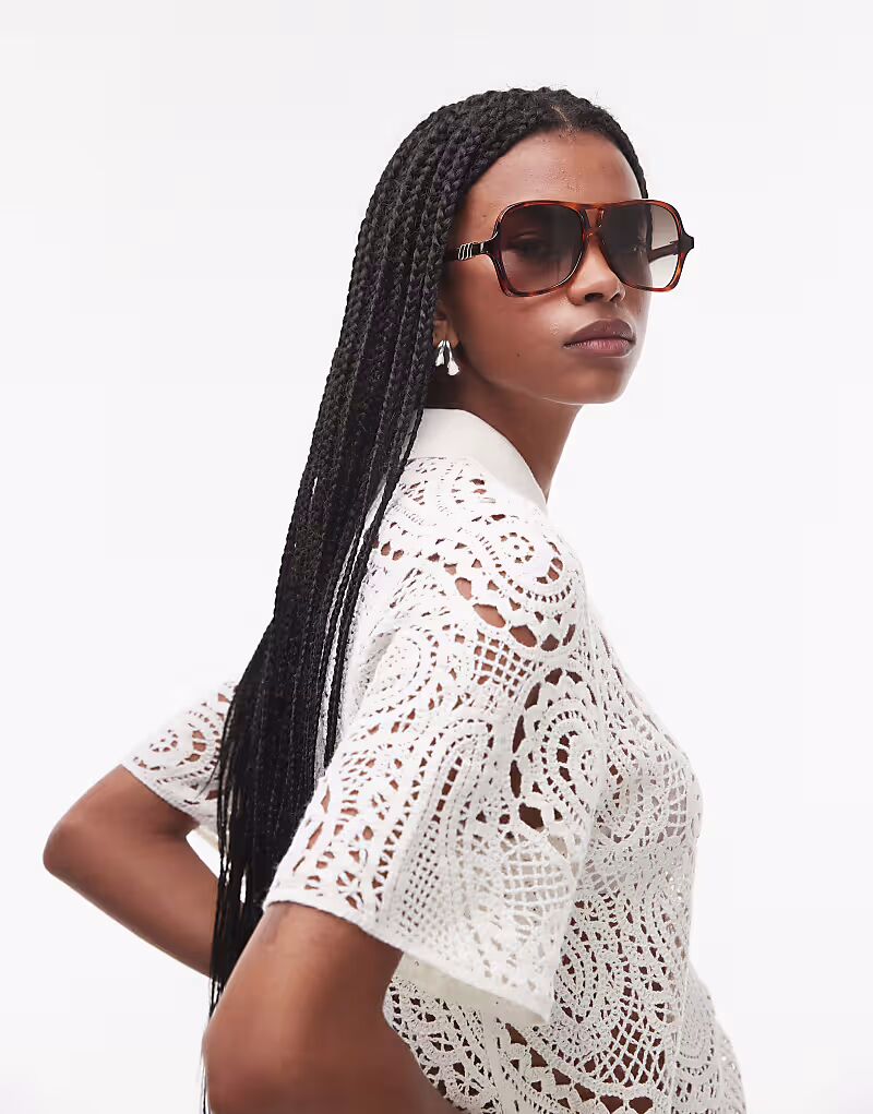 Солнцезащитные очки-авиаторы Le Specs Fortune Teller большого размера в темной черепаховой оправе с градиентными линзами
Солнцезащитные очки-авиаторы Le Specs Fortune Teller большого размера в темной черепаховой оправе с градиентными линзами