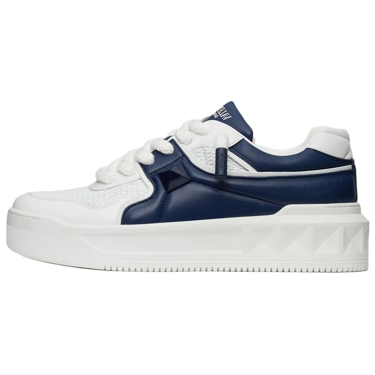 Garavani One Stud Кроссовки на шнуровке Valentino
Garavani One Stud Кроссовки на шнуровке Valentino