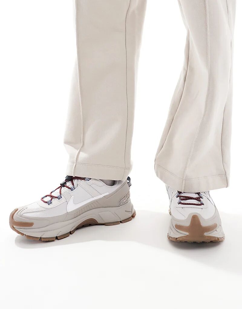 Кроссовки Zoom Vomero Roam белого и серого цвета Nike
Кроссовки Zoom Vomero Roam белого и серого цвета Nike