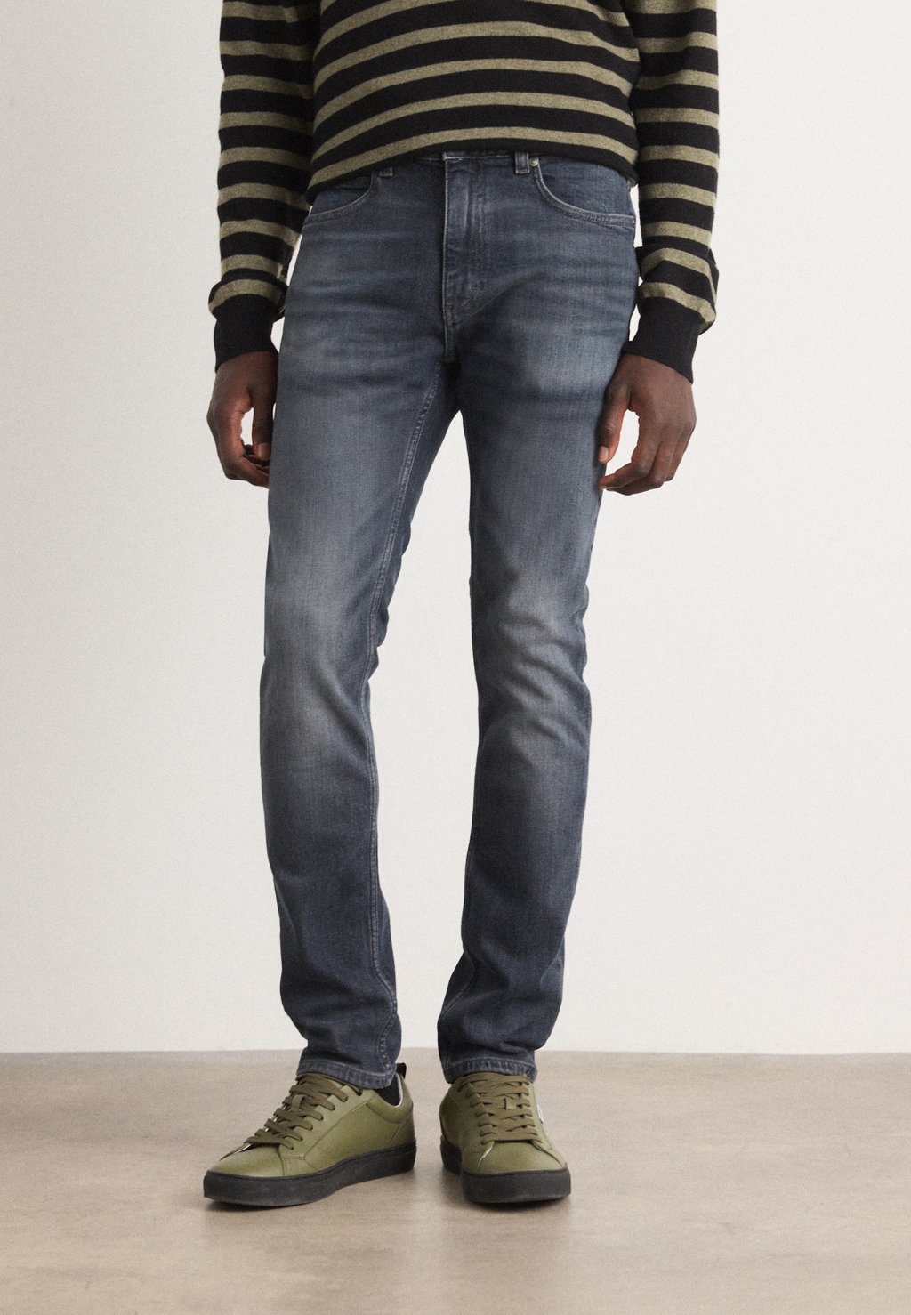 Джинсы облегающего кроя HUGO, темно-серый
Джинсы облегающего кроя HUGO, темно-серый