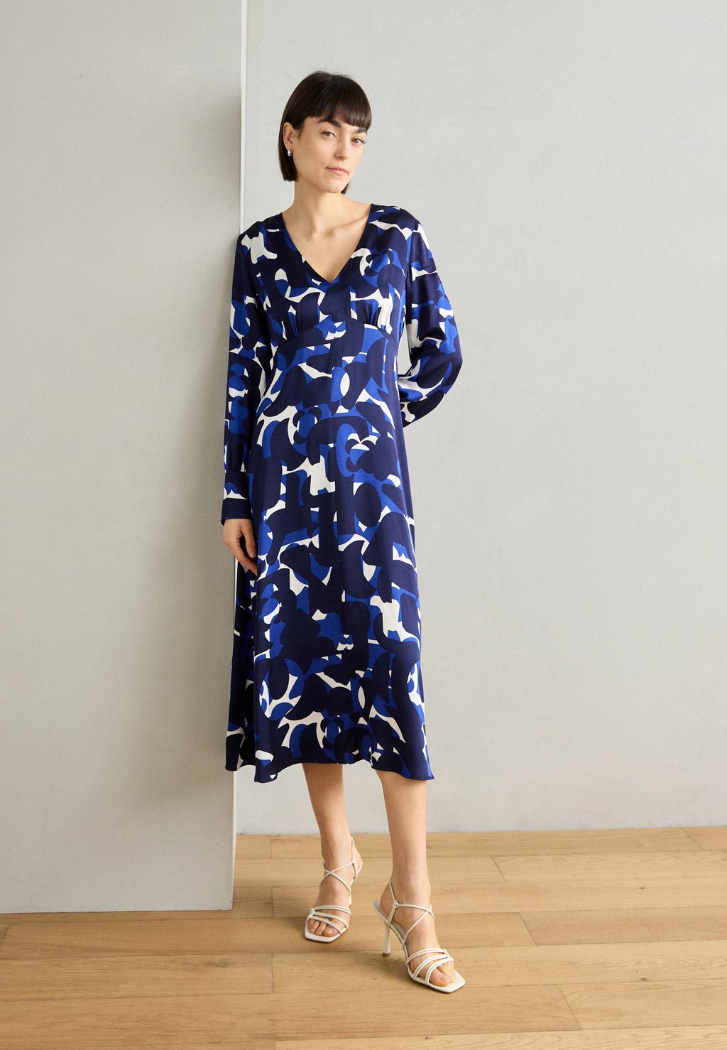 Повседневное платье DRESS MIDI LENGTH V NECK FEMININE STYLE FLARED SKIRT LONGSLEEVE PRINTED Marc O'Polo, темно-синий
Повседневное платье DRESS MIDI LENGTH V NECK FEMININE STYLE FLARED SKIRT LONGSLEEVE PRINTED Marc O'Polo, темно-синий