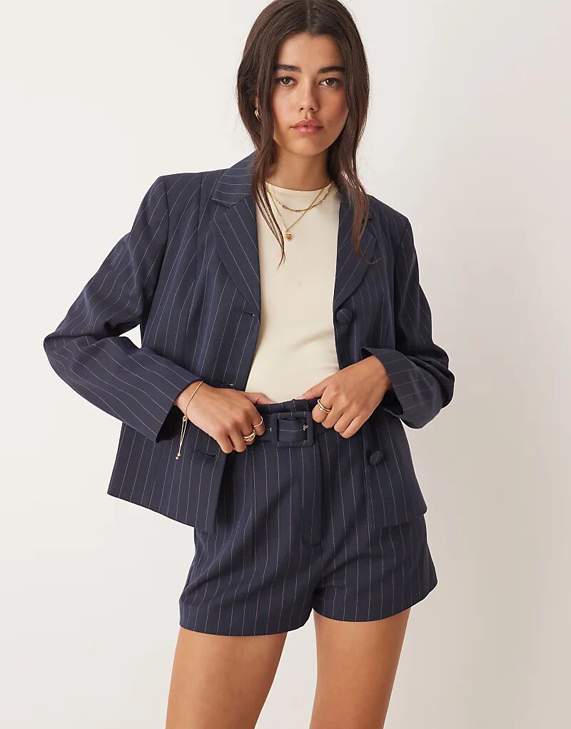 Мисс Селфридж, приталенный костюм в тонкую полоску, темно-синего цвета
Мисс Селфридж, приталенный костюм в тонкую полоску, темно-синего цвета