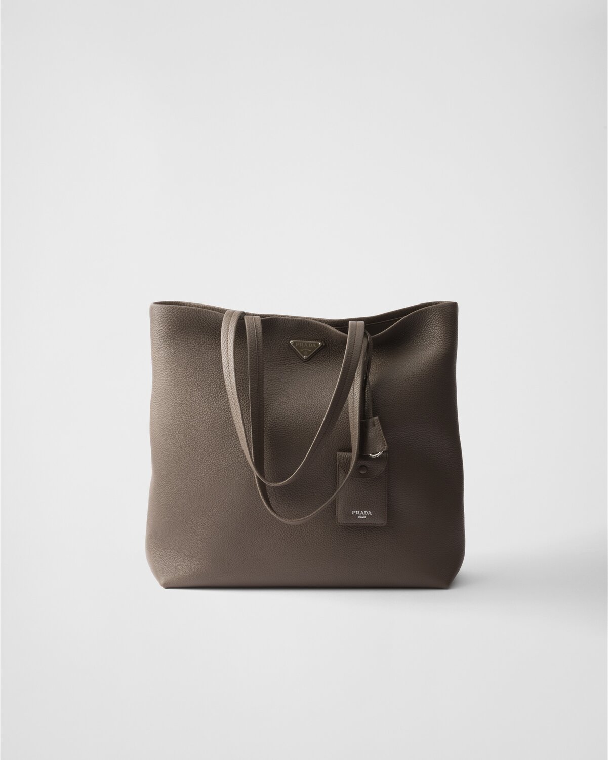 Кожаная сумка-тоут Prada, бамбуковый серый
Кожаная сумка-тоут Prada, бамбуковый серый