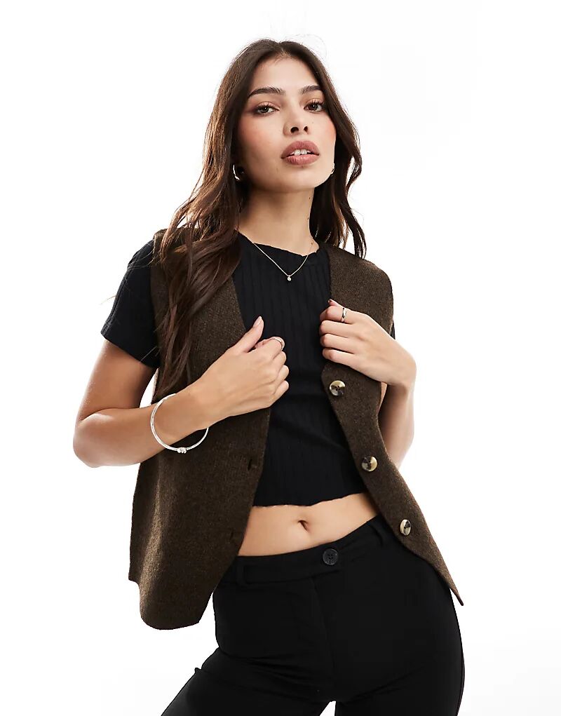 Жилет трикотажный с V-образным вырезом на пуговицах светло-коричневого цвета Threadbare
Жилет трикотажный с V-образным вырезом на пуговицах светло-коричневого цвета Threadbare