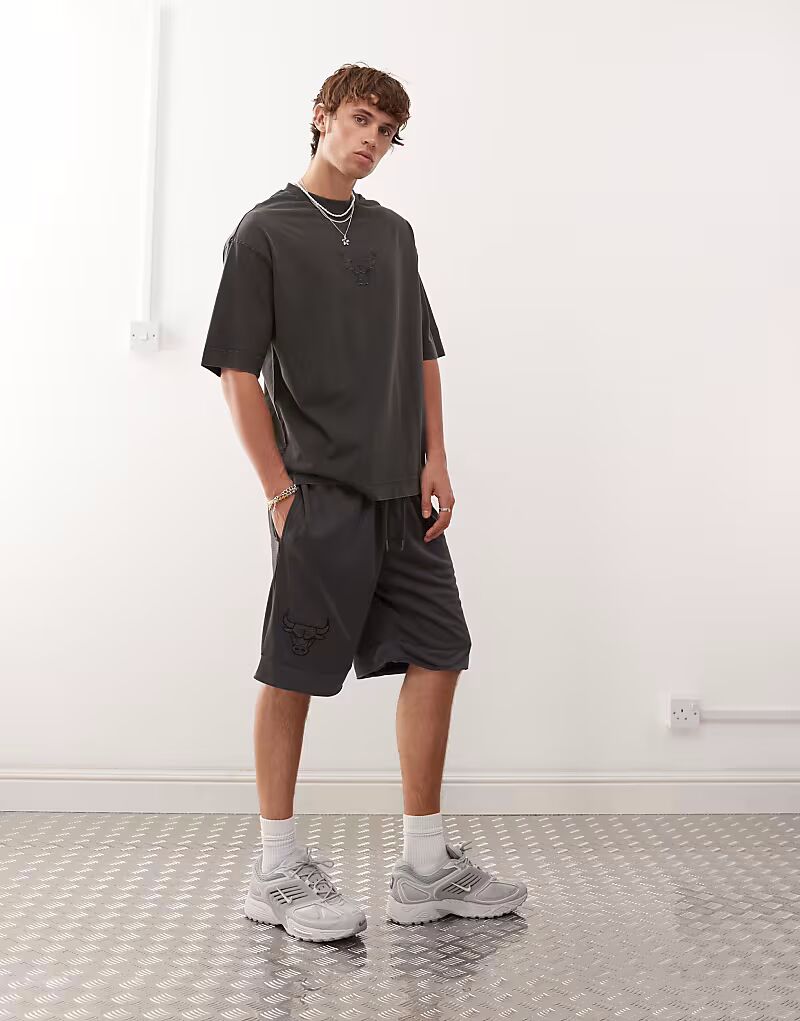 Шорты New Era Chicago Bulls в тональную сетку угольного цвета
Шорты New Era Chicago Bulls в тональную сетку угольного цвета