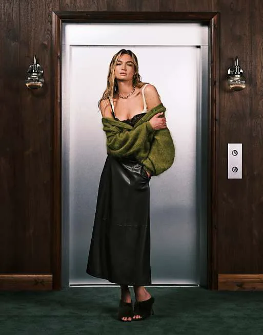 Шоколадная пышная юбка миди со швами из искусственной кожи Vero Moda
Шоколадная пышная юбка миди со швами из искусственной кожи Vero Moda