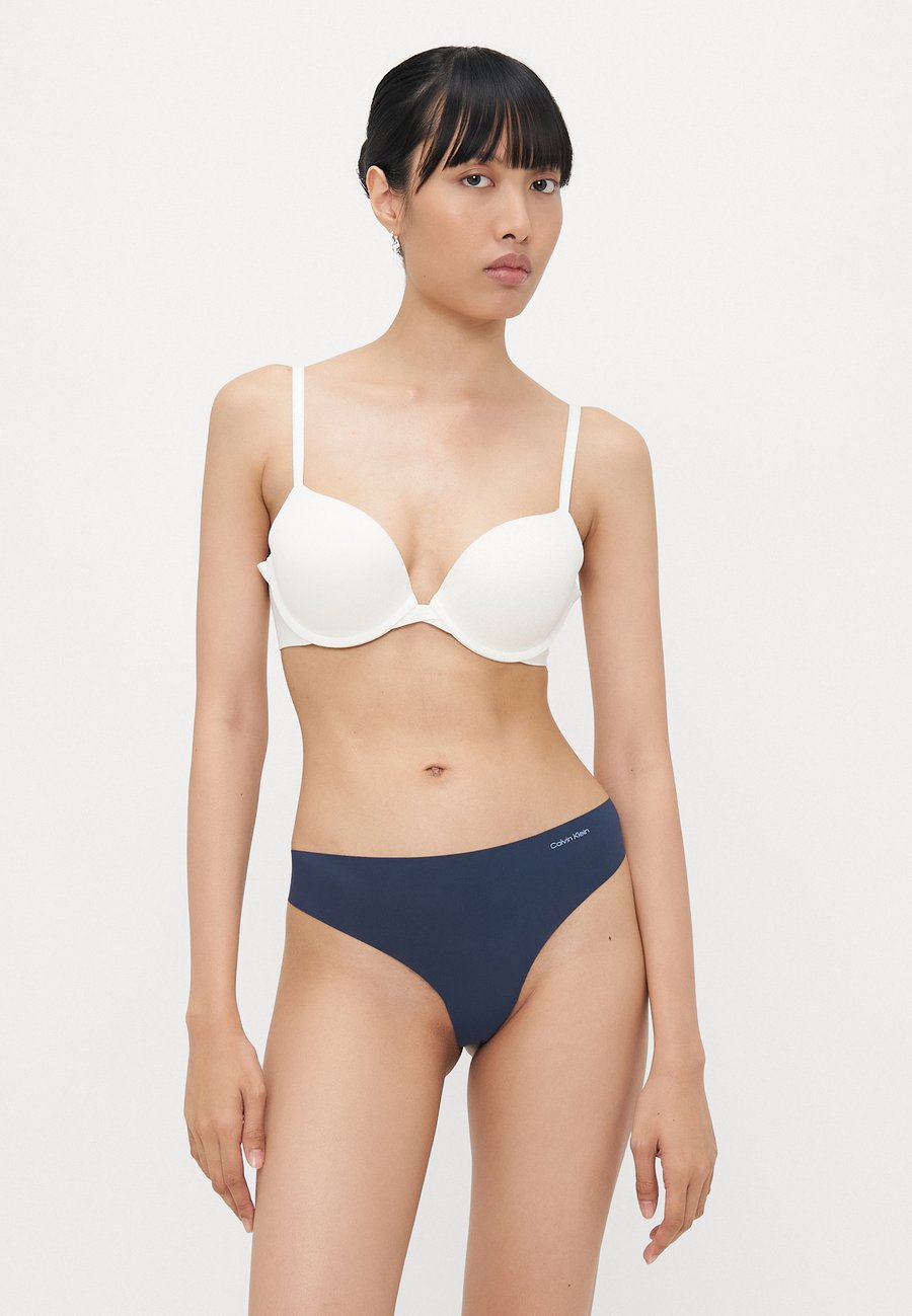 Трусы Calvin Klein Underwear THONG INVISIBLES 3 PACK, Casual Blue/Speakeasy/Cedar/Multi-Coloured
Трусы Calvin Klein Underwear THONG INVISIBLES 3 PACK, Casual Blue/Speakeasy/Cedar/Multi-Coloured