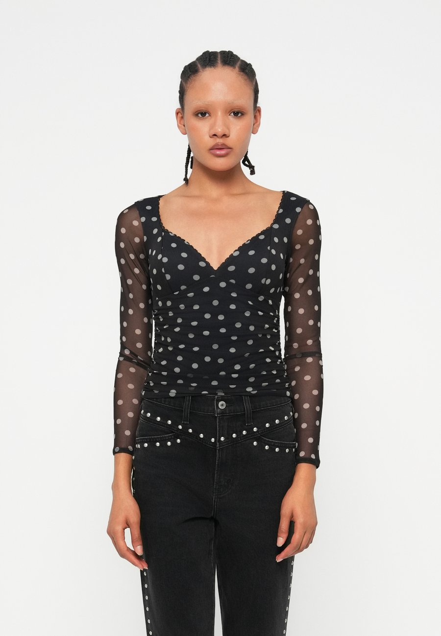 Топ Abercrombie & Fitch PRINTED ZOE , Black
Топ Abercrombie & Fitch PRINTED ZOE , Black