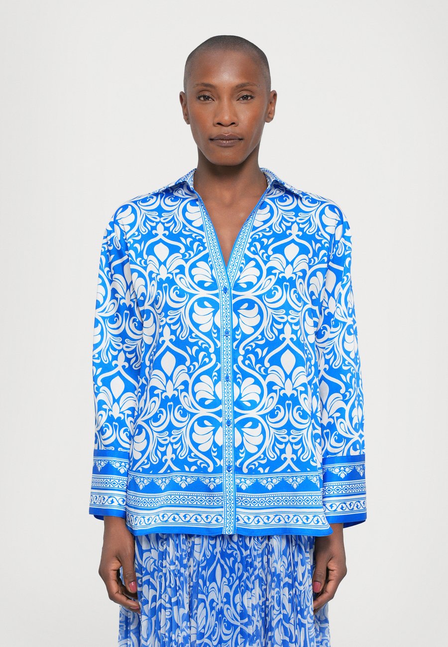 Блуза Alice + Olivia KIVA SHIRT, Soiree True Blue/Blue
Блуза Alice + Olivia KIVA SHIRT, Soiree True Blue/Blue