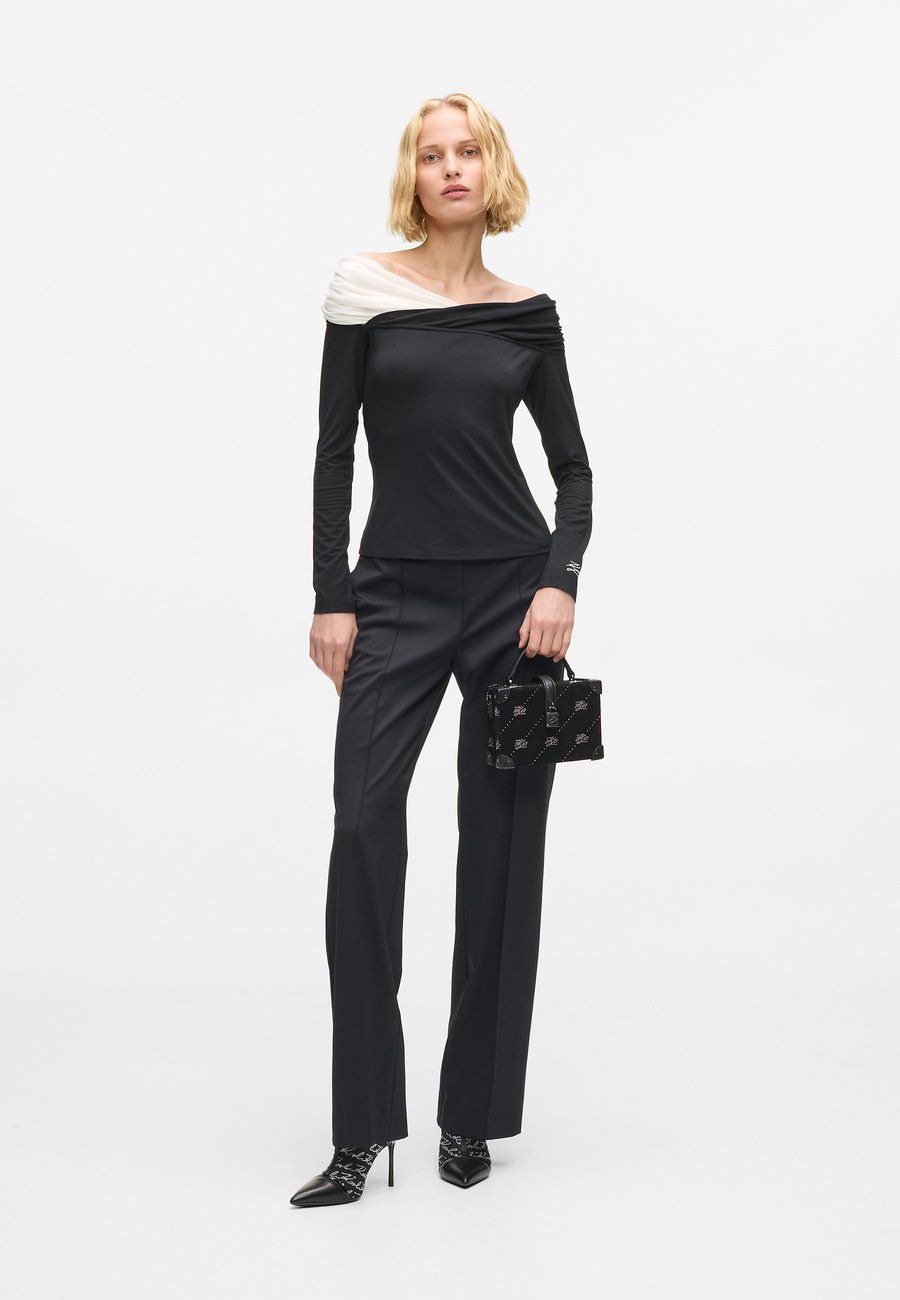 Сумка KARL LAGERFELD AUTOGRAPH PADLOCK TRUNK, Black Embellishment/Black
Сумка KARL LAGERFELD AUTOGRAPH PADLOCK TRUNK, Black Embellishment/Black