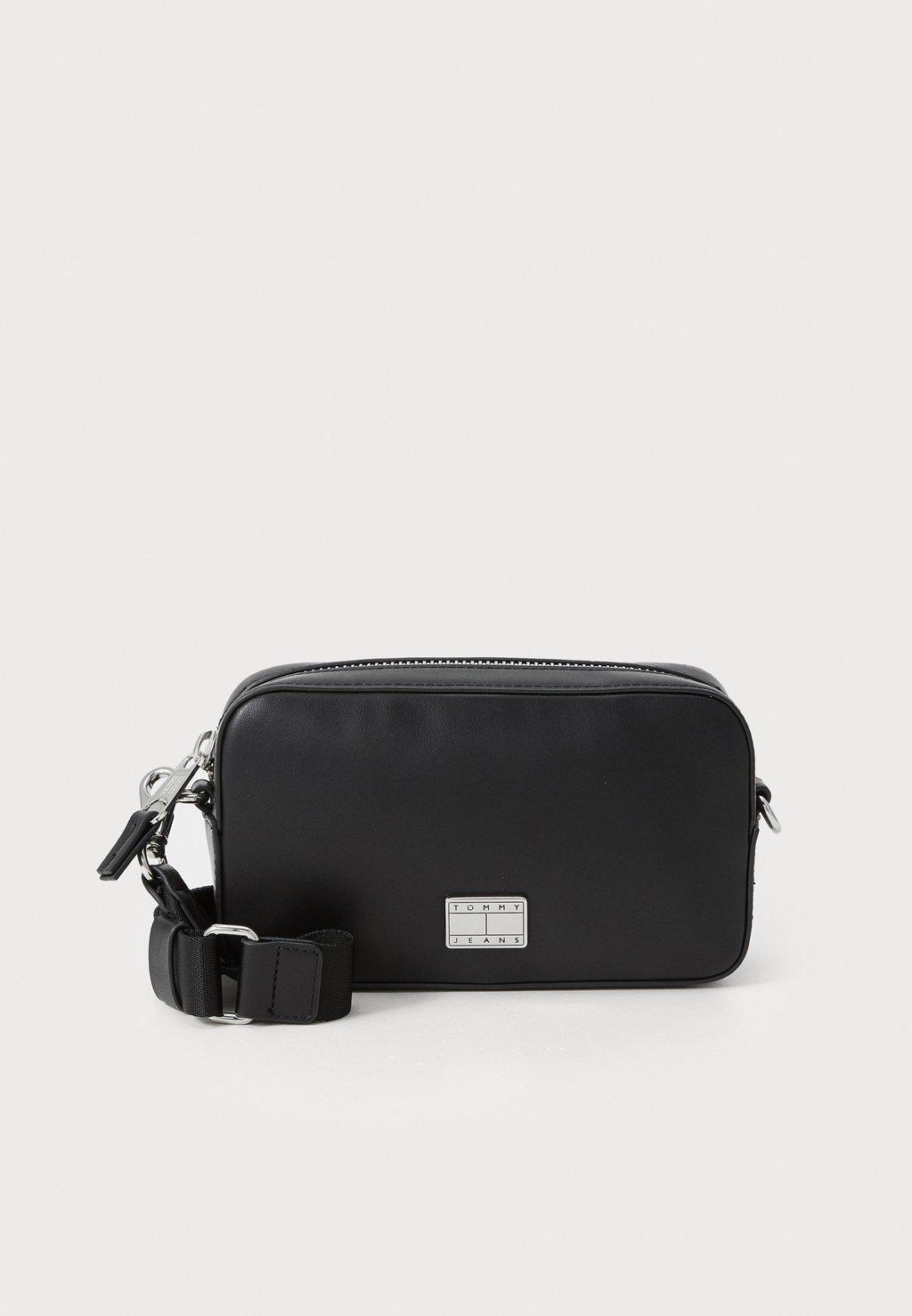 Сумка через плечо AMERICAN COOL CAMERA BAG - Across body bag Tommy Jeans, черный
Сумка через плечо AMERICAN COOL CAMERA BAG - Across body bag Tommy Jeans, черный