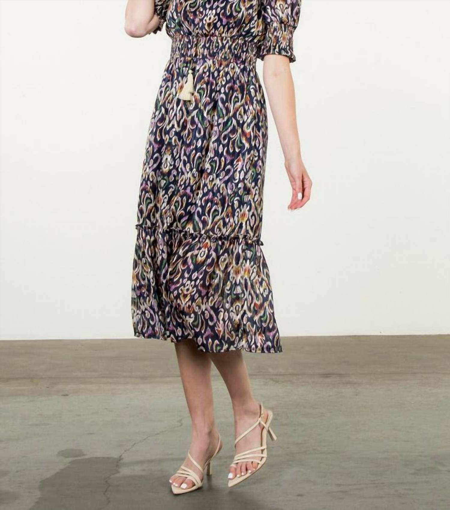 Платье с присборенной талией, принтованное, ярусное в синем принте THML
Платье с присборенной талией, принтованное, ярусное в синем принте THML