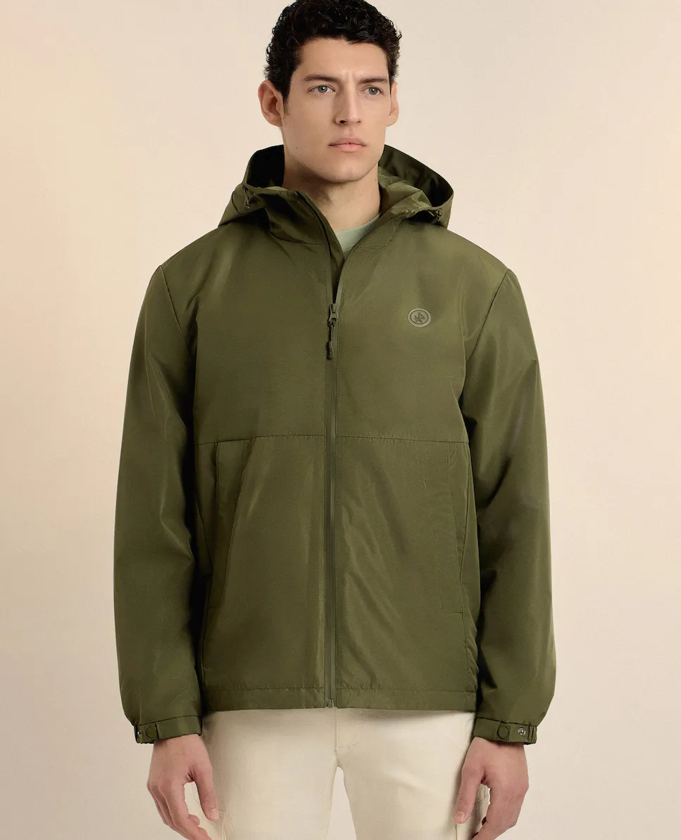 Мужская ветровка-плащ с капюшоном Valecuatro, цвет Kaki
Мужская ветровка-плащ с капюшоном Valecuatro, цвет Kaki