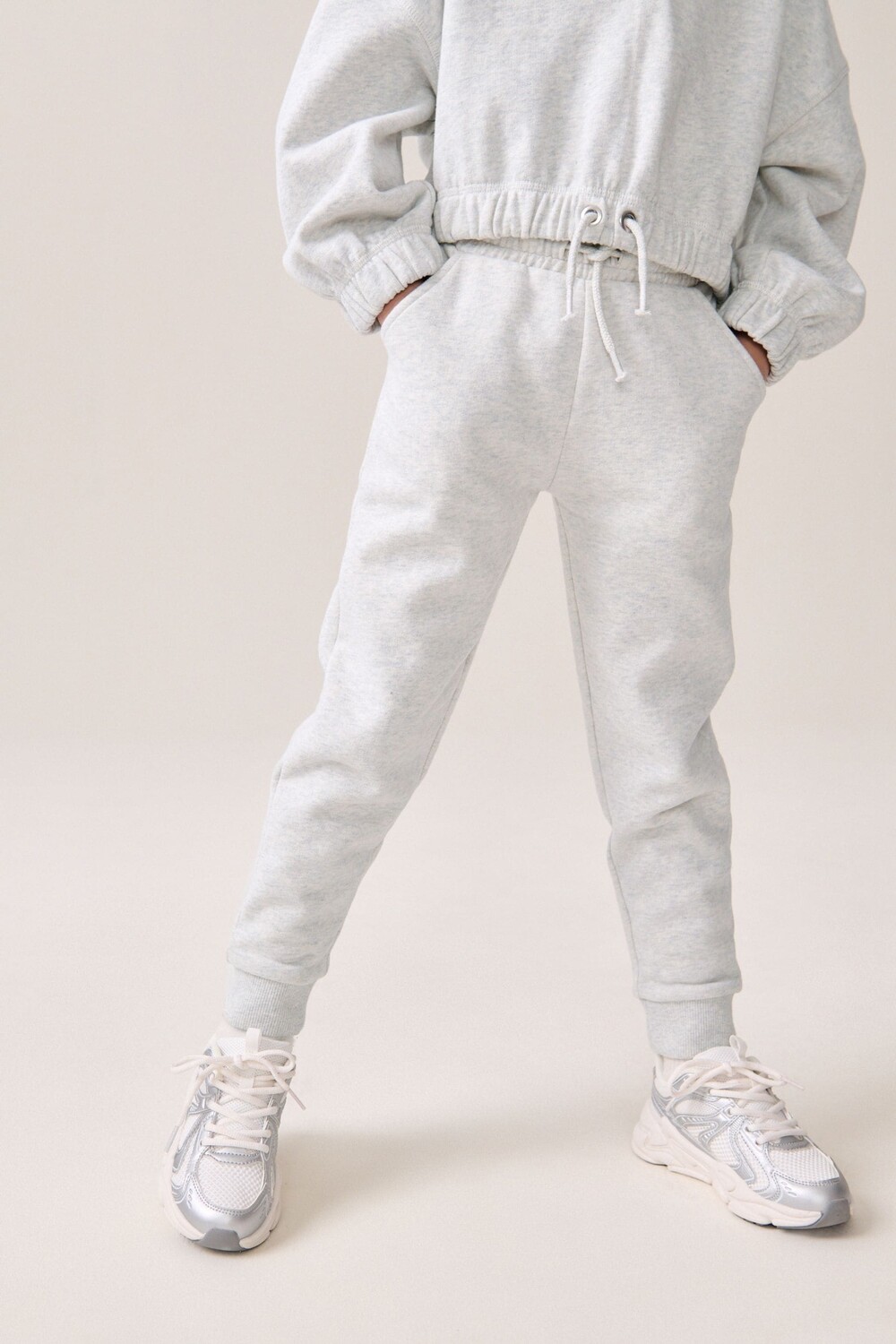 Мягкие трикотажные джоггеры классического кроя (3 16 лет) Next, серый
Мягкие трикотажные джоггеры классического кроя (3 16 лет) Next, серый