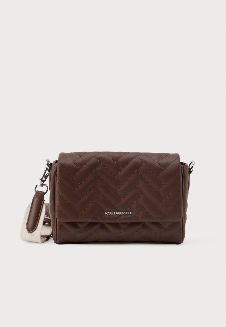 Сумка кросс-боди KARL LAGERFELD BRICK FLAP CROSSBODY, Dark Friar Brown/Dark Brown
Сумка кросс-боди KARL LAGERFELD BRICK FLAP CROSSBODY, Dark Friar Brown/Dark Brown