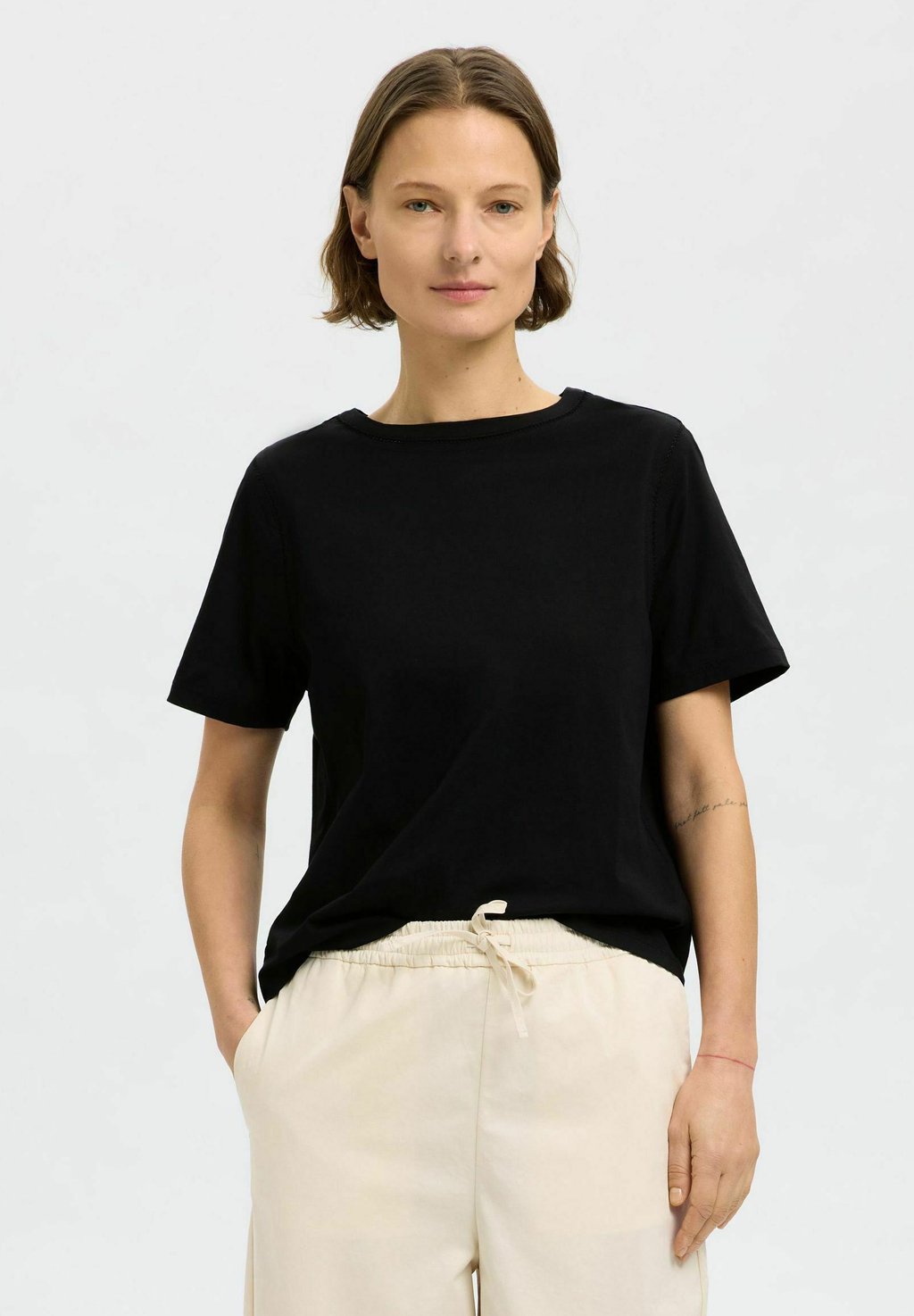 Базовая футболка MIT RUNDHALSAUSSCHNITT Selected Femme, черный
Базовая футболка MIT RUNDHALSAUSSCHNITT Selected Femme, черный