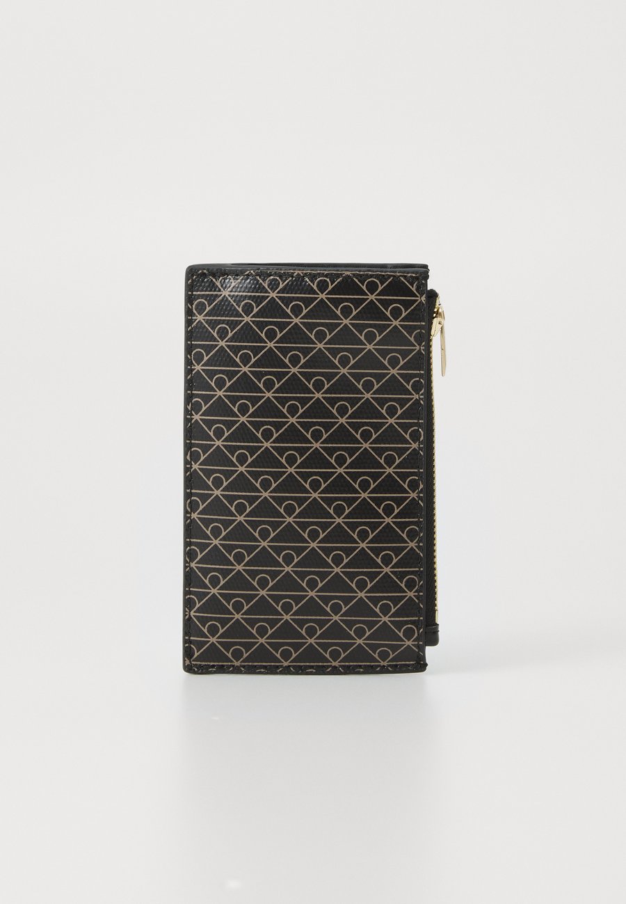 Кошелек Calvin Klein EMBLEM TOP ZIP CARDCASE, Black /Black
Кошелек Calvin Klein EMBLEM TOP ZIP CARDCASE, Black /Black