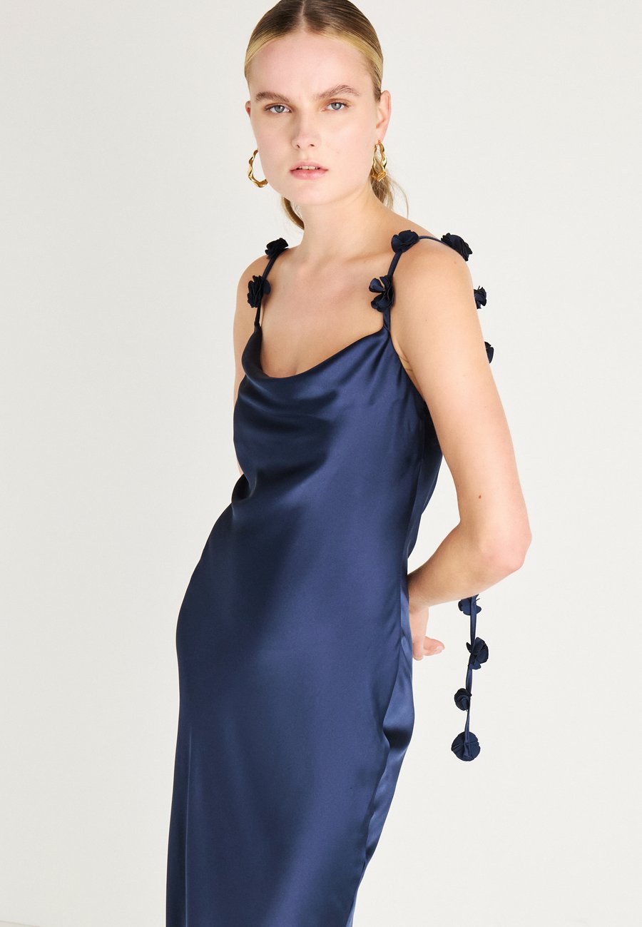 Платье Gina Tricot COWL NECK DRESS, Navy/Dark Blue
Платье Gina Tricot COWL NECK DRESS, Navy/Dark Blue