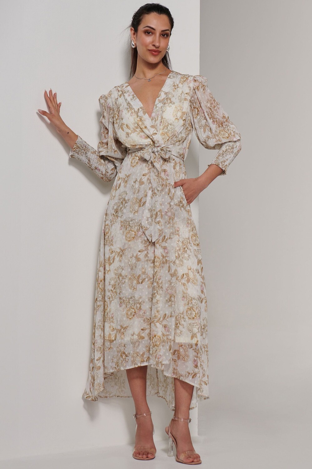 Платье макси с V-образным вырезом и завязкой на талии Jolie Moi, бежевый 
Платье макси с V-образным вырезом и завязкой на талии Jolie Moi, бежевый