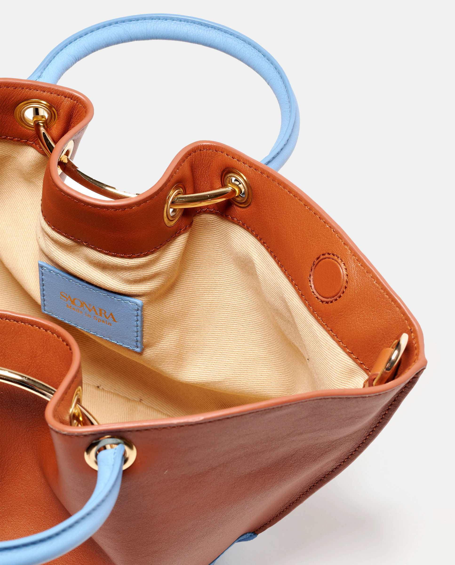 Маленькая кожаная сумка с ремнем через плечо Saonara, коричневый
Маленькая кожаная сумка с ремнем через плечо Saonara, коричневый