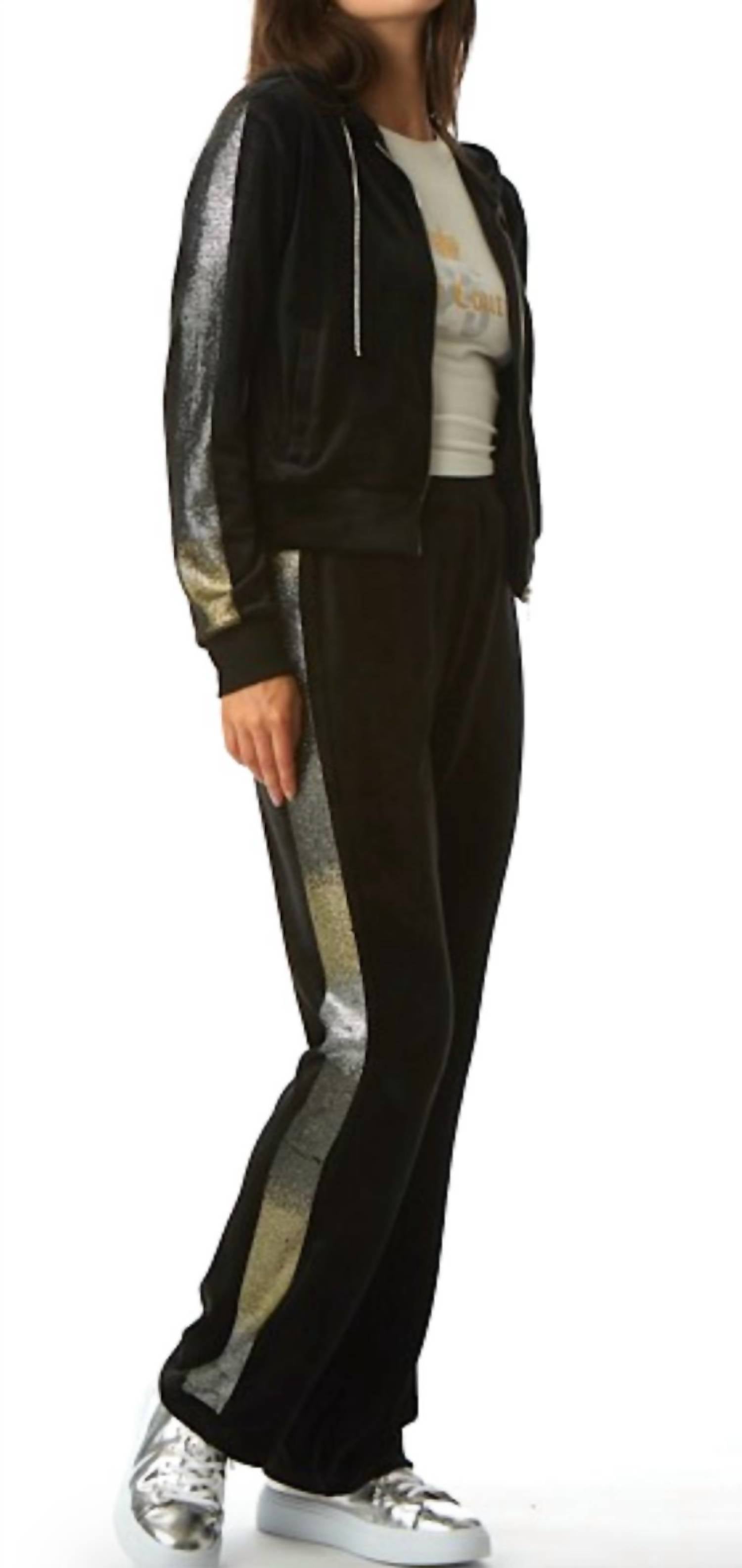 Велюровая спортивная толстовка с капюшоном на молнии черного цвета Juicy Couture
Велюровая спортивная толстовка с капюшоном на молнии черного цвета Juicy Couture