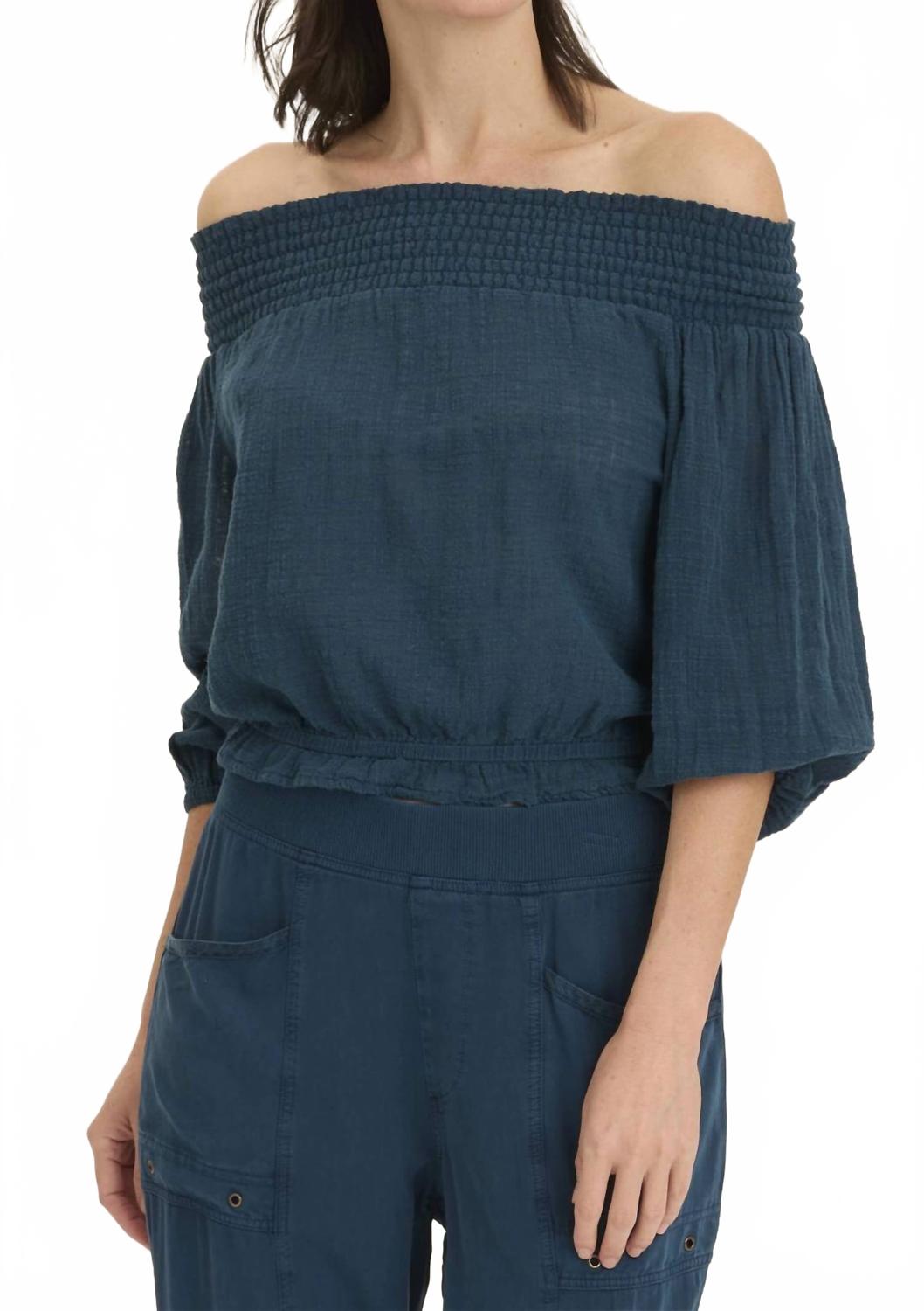 Топ Jolia Gauze с открытыми плечами и рукавами-фонариками насыщенного топазового цвета Wearables, Rich Topaz Blue
Топ Jolia Gauze с открытыми плечами и рукавами-фонариками насыщенного топазового цвета Wearables, Rich Topaz Blue