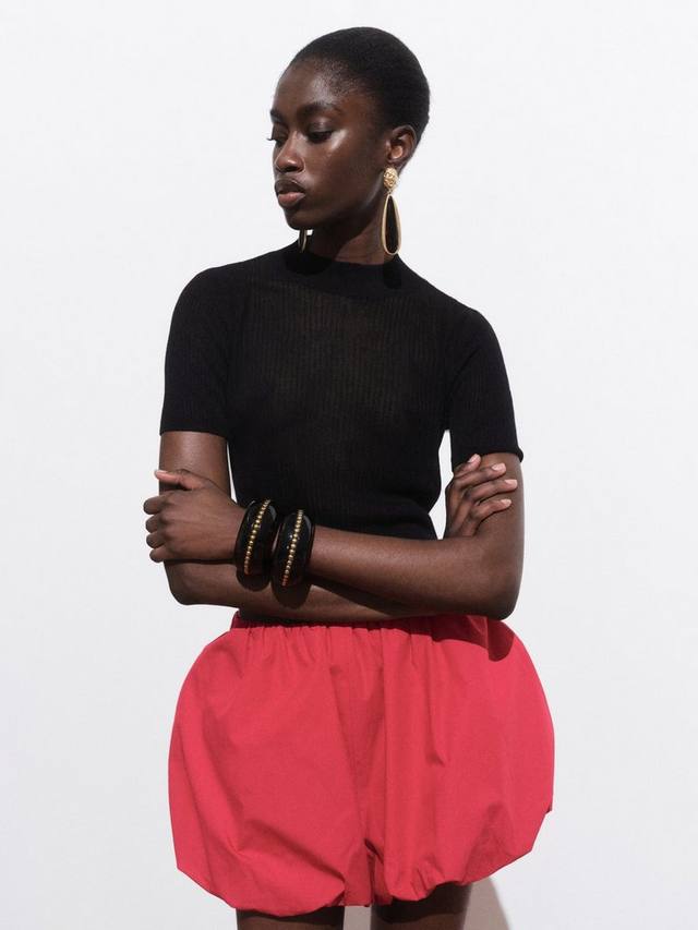 Свитер Paula вязаный укороченный с высоким воротником Mango
Свитер Paula вязаный укороченный с высоким воротником Mango